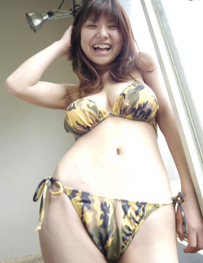 Hanai Miri In Posing Her Big Tits In Bikini 2